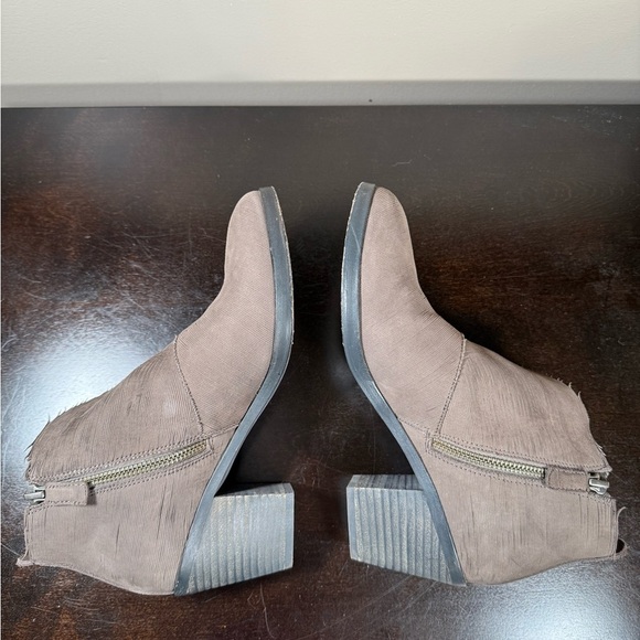 Eileen Fisher Taupe Textured Leather Zip Ankle Bootie Sz 7.5M - Picture 4 of 7